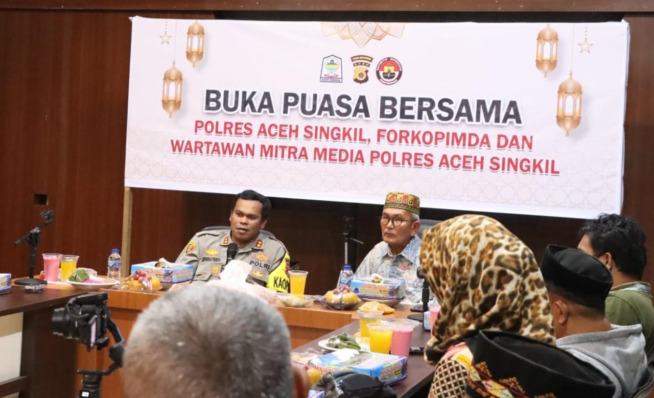 Kapolres Aceh Singkil AKBP Suprihatiyanto saat menyampaikan tausyiah agama, pada momen berbuka puasa bersama wartawan dan para Perwira di Mapolres, Rabu (3/4/2024). WASPADA/ist.