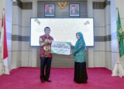Kepala Bank Aceh Syariah Cabang Sabang, Habibie menyerahkan Bantuan Paket Kebutuhan Pangan Sehat Ramadhan secara simbolis kepada Pj. Ketua Pj Ketua TP PKK Kamelia Nasri. (Waspada/TZ)