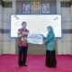 Kepala Bank Aceh Syariah Cabang Sabang, Habibie menyerahkan Bantuan Paket Kebutuhan Pangan Sehat Ramadhan secara simbolis kepada Pj. Ketua Pj Ketua TP PKK Kamelia Nasri. (Waspada/TZ)