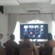 Penjabat Bupati Aceh Besar Muhammad Iswanto mengikuti zoom meeting Rapat Koordinasi Progres Pendaftaran Tanah Ulayat di Kabupaten Aceh Besar bersama Dr. Adli Abdullah (Tenaga Ahli Menteri ATR/BPN Bidang Hukum dan Masyarakat Adat),pejabat Kementerian ATR/BPN, pejabat Kementerian Dalam Negeri, Asisten I Sekdakab Aceh Besar Farhan AP, dan pejabat terkait lainnya dari Meuligo Bupati Aceh Besar, Selasa (30/4). (Waspada/Ist)