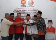 Ketua DPC PDI Perjuangan Kab Asahan Rosmansyah, dan pengurus foto bersama dengan Ketua DPD PKS Asahan Henri Siregar, bersama pengurus, saat Kunjungan Silaturahmi Kebangsaan. Waspada/Sapriadi