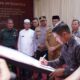 Komisioner KIP Aceh Besar T. Khairul Salim menandatangani deklarasi pencanangan zona integritas di lingkungan Komisi Independen pemilahan Kabupaten Aceh Besar di halaman Kantor KIP Kota Jantho, Selasa (30/4). (Waspada/Ist)