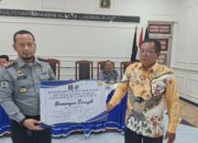   JALANNYA pelepasan Hamongan Saragih pegawai Lapas Kelas II-A Labuhan Ruku yang memasuki masa purna bakti.Waspada/Ist