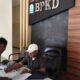 Kepala BPKD Simeulue menandatangani DPA Pergeseran yang diajukan salah seorang staf dinas di lantai bawah Kantor BPKD Simeulue. Kamis (4/4). Waspada/Rahmad