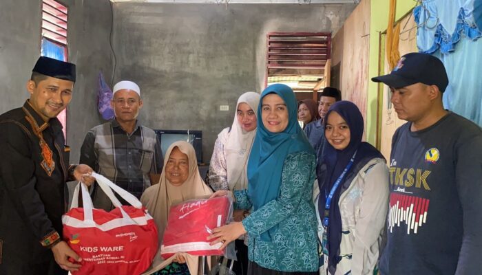 Pj Bupati Agara Didampingi Istri Salurkan Bantuan Kursi Roda Cerebral Palsy