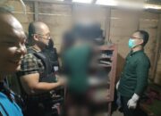 Personel Polsek Gido saat mengevakuasi pelajar salah satu SMK di Gunungsitoli yang ditemukan tewas gantung diri di dalam kamar rumahnya, Selasa (30/4). Waspada/Ist
