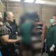 Personel Polsek Gido saat mengevakuasi pelajar salah satu SMK di Gunungsitoli yang ditemukan tewas gantung diri di dalam kamar rumahnya, Selasa (30/4). Waspada/Ist
