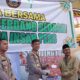 Kapolres Sergai AKBP Oxy Yudha Pratesta, SIK secara simbolis menyerahkan voucher sembako kepada ketua PWI Sergai Edi Saputra. Waspada/Darmawan