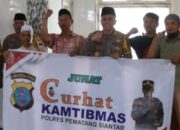 Kapolres AKBP Yogen Heroes Baruno (tujuh kanan) pose bersama jamaah dan lainnya saat melaksanakan kegiatan Jumat Curhat di Masjid Al-Falah, Jl. Kertas, Kel. Siopat Suhu, Kec. Siantar Timur, Selasa (30/4) siang.(Waspada-Ist).