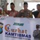 Kapolres AKBP Yogen Heroes Baruno (tujuh kanan) pose bersama jamaah dan lainnya saat melaksanakan kegiatan Jumat Curhat di Masjid Al-Falah, Jl. Kertas, Kel. Siopat Suhu, Kec. Siantar Timur, Selasa (30/4) siang.(Waspada-Ist).