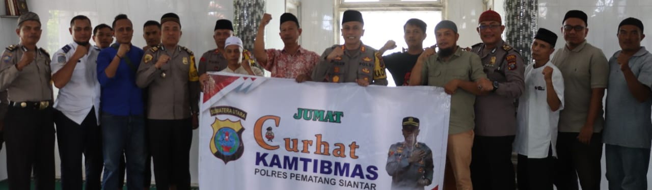 Kapolres AKBP Yogen Heroes Baruno (tujuh kanan) pose bersama jamaah dan lainnya saat melaksanakan kegiatan Jumat Curhat di Masjid Al-Falah, Jl. Kertas, Kel. Siopat Suhu, Kec. Siantar Timur, Selasa (30/4) siang.(Waspada-Ist).