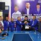 Abdul Basith Dalimunthe (tengah) salam komando dengan Ketua DPD Ketua DPD PAN Tapsel H. Borkat S.Sos dan Koordinator Tim Pilkada DPD PAN Tapsel, Sawal Pane, di Kantor DPD PAN Tapsel, Jl. AR Hakim Padangsidimpuan, Selasa (30/4). Waspada/Mohot Lubis.