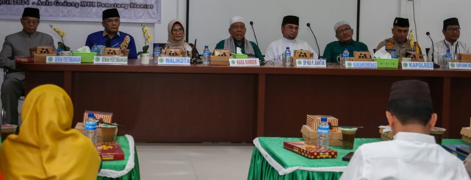 Wali Kota Susanti Dewayani (tiga kiri) menghadiri buka puasa bersama yang pelaksananya MUI Pematangsiantar di sekretariat MUI, Jl. Kartini, Kamis (4/4).(Waspada-Ist).