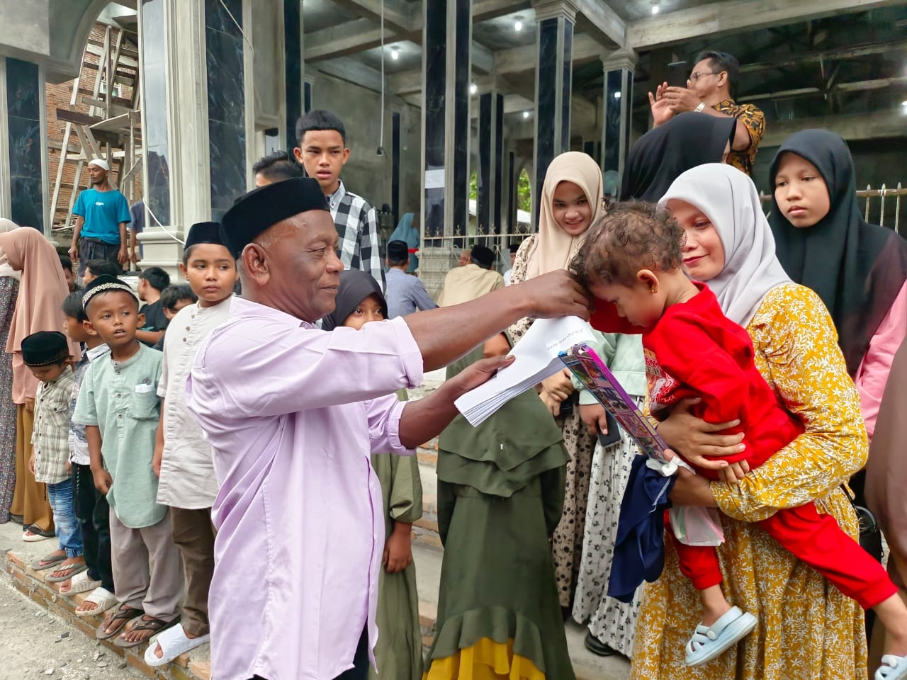 Santunan anak yatim piatu Kemukiman Kulu di masjid Nurul Yaqin Desa Kulu Kecamatan Seunagan Kabupaten Nagan Raya, Kamis (4/ 4).Waspada/Muji Burrahman)