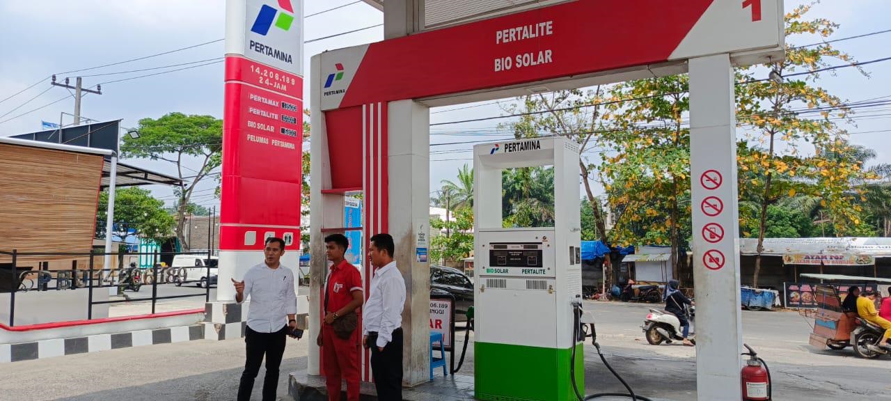 Kanit Tipiter Sat Reskrim Polres Tebingtinggi, Iptu F Sitepu, didampingi anggota saat melakukan pengecekan di beberapa SPBU di Kota Tebingtinggi. Waspada/Ist