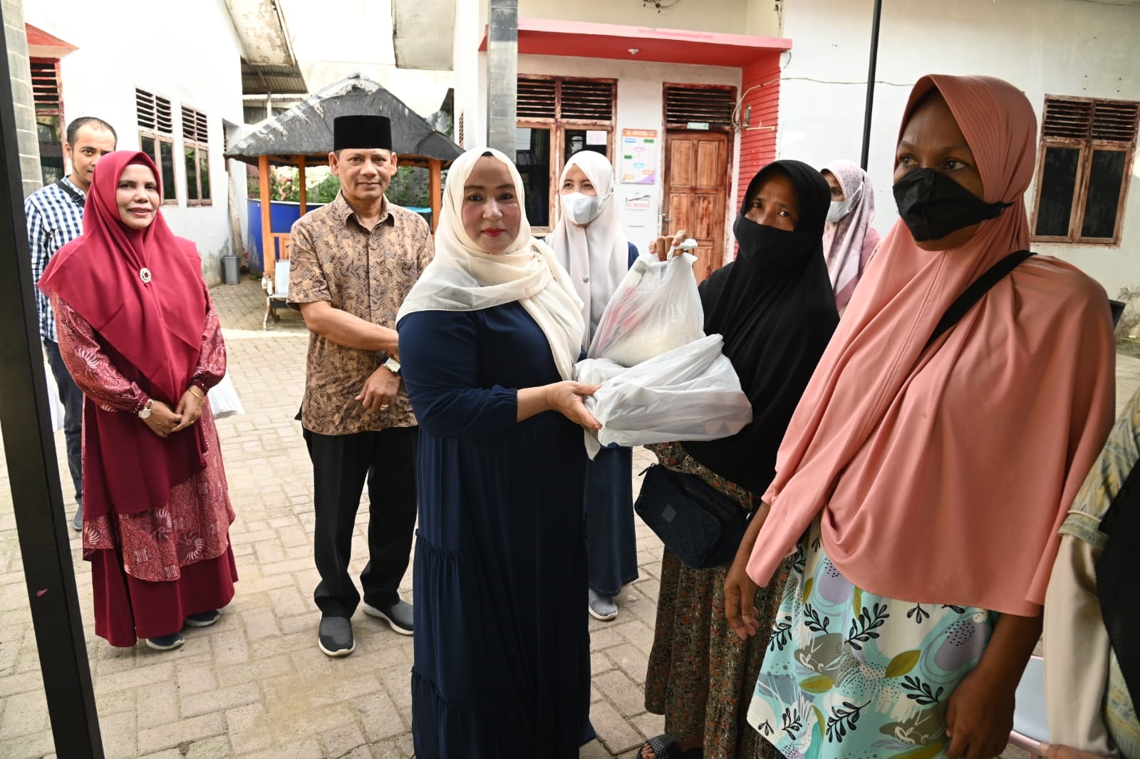 Ketua Persakmi Aceh Bagi Sembako Untuk Penderita TBC