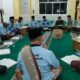 Sejumlah Pejabat Utama (PJU) Polres Aceh Timur dipimpin Wakapolres Aceh Timur Kompol Iswar SH, bersama pengurus BKPRMI Aceh Timur melakukan khatam Alquran bertepatan 25 Ramadan di Masjid Babut Taqwa Polres Aceh Timur di Peudawa, Kamis (4/4) malam. Waspada/Muhammad Ishak