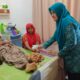 Pj Ketua PKK Aceh Timur, dr Maizarniawati, membagikan takjil ke pasien di RSUD Dr Zubir Mahmud Aceh Timur di Idi, Kamis (4/4). Waspada/H. Muhammad Ishak