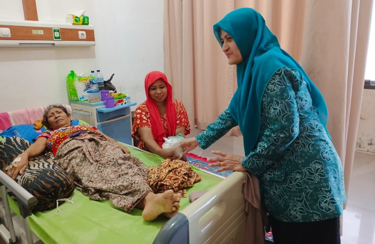 Pj Ketua PKK Aceh Timur, dr Maizarniawati, membagikan takjil ke pasien di RSUD Dr Zubir Mahmud Aceh Timur di Idi, Kamis (4/4). Waspada/H. Muhammad Ishak