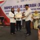 Kepala DPPKB Agara, Budi Afrizal, SKM, MKM sebelah kanan saat menerima piagam penghargaan. Waspada/Seh Muhammad Amin