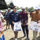 Vice President Comunity Defelopment PT Inalum Ali Hasian Harahap menyerahkan paket sembako murah pada warga sekitar perusahaan yang berbelanja.(Waspada/ist)