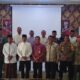 Pj Wali Kota Langsa, Syaridin berfoto bersama dengan tokoh lintas agama pada saat rapat FKUB Kota Langsa di Aula Kesbangpol Langsa, Jumat (5/4). Waspada/Rapian