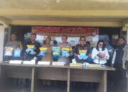 Kapolres Asahan AKBP Afdhal Junaidi bersama Forkopimda, menunjukkan barang bukti SS seberat enam kilogram yang diamankan dari warga Aceh. Waspada/Sapriadi
