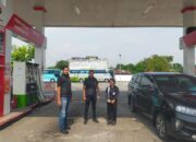 Unit  Ekonomi Sat Reskrim Polres Langkat melaksanakan pengecekan terhadap sejumlah stasiun pengisian bahan bakar umum (SPBU) di Langkat, Kamis (4/4/24). Waspada/ist 