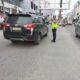 Personil Sat lantas Polres Asahan sedang mengatur lalu lintas di Jln Hos Cokro Aminoto, Kisaran, saat akan waktu berbuka puasa. Waspada/Sapriadi