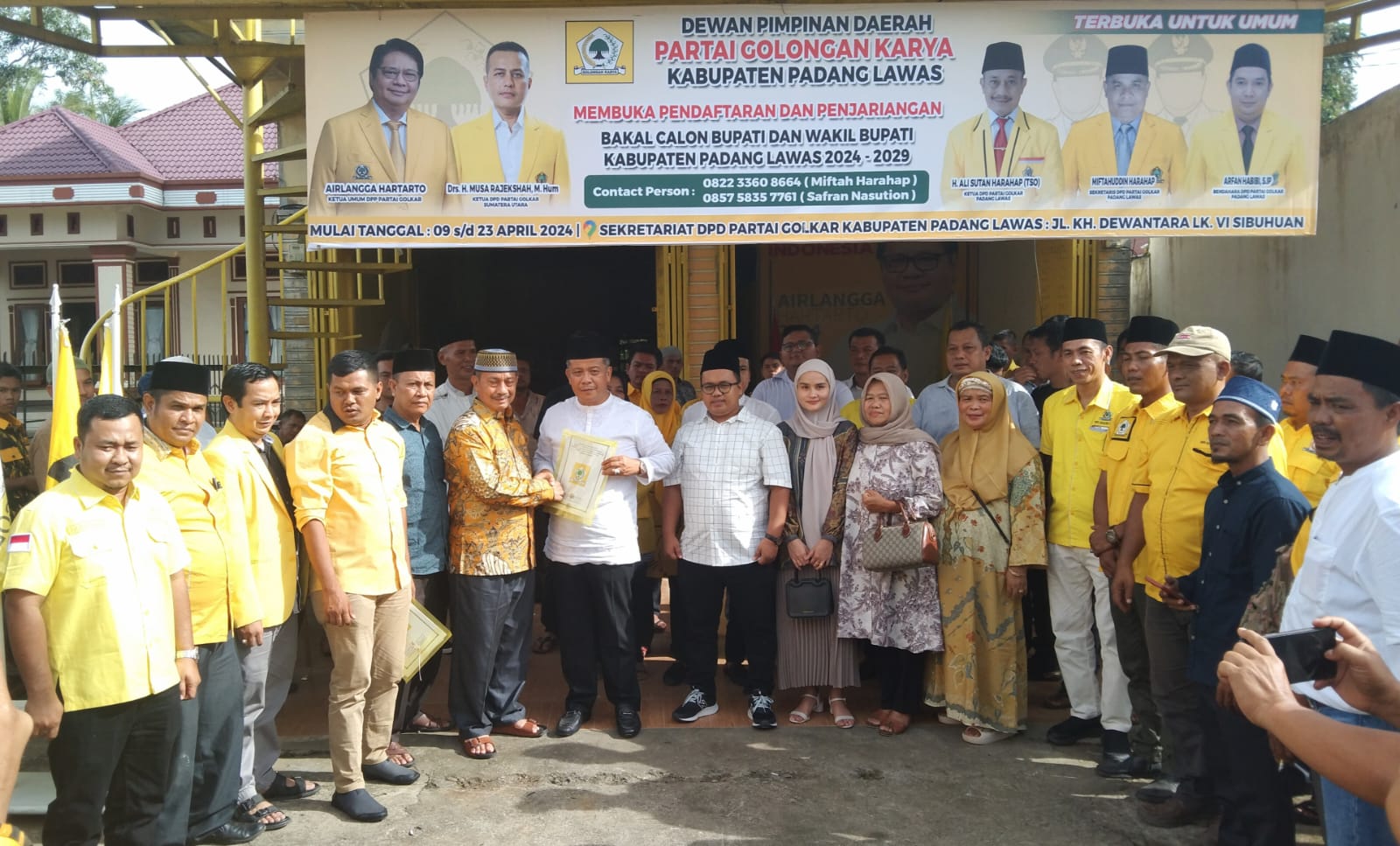 DPD Partai Golkar Kabupaten Padanglawas menerima pendaftaran bakal calon Bupati dan Wakil Bupati, Sarmadan Hasibuan -M. Ifdal Hasayangan Harahap, Sabtu (20/4). Waspada/Ist