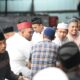 Ketua DPW PA Kota Langsa, Irfansyah bersama KPA-PA wilayah Kota Langsa, Burhansyah saat buka puasa bersama di basecampnya Gampong Aluebrawe, Kecamatan Langsa Kota, Minggu (7/4) sore. Waspada/dede