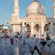 Jamaah Tarekat Syattariah melaksanakan Shalat Ied di Mesjid Peuleukung Kecamatan Seunagan Timur Kabupaten Nagan Raya, Senin (8/4).(Waspada/Muji Burrahman)