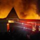 Pajak Tarutung terbakar. Ratusan kios dan lapak pasar tradisional Tarutung ludes terbakar. (Waspada/Parlin Hutasoit)