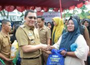 Pemkab Palas melalui Dinas Ketahanan Pangan gelar gerakan pangan murah di lapangan Merdeka, Sibuhuan, Kecamatan Barumun, Kabupaten Padanglawas, Senin (1/4). Waspada/Ist