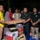 Pj Bupati Aceh Besar Muhammad Iswanto menyerahkan bantuan masa panik kepada korban kebakaran lima rumah di Meunasah Manyang, Krueng Barona Jaya, Aceh Besar, Sabtu (20/4) malam. (Waspada/Ist)