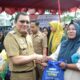 Pemkab Palas melalui Dinas Ketahanan Pangan gelar gerakan pangan murah di lapangan Merdeka, Sibuhuan, Kecamatan Barumun, Kabupaten Padanglawas, Senin (1/4). Waspada/Ist