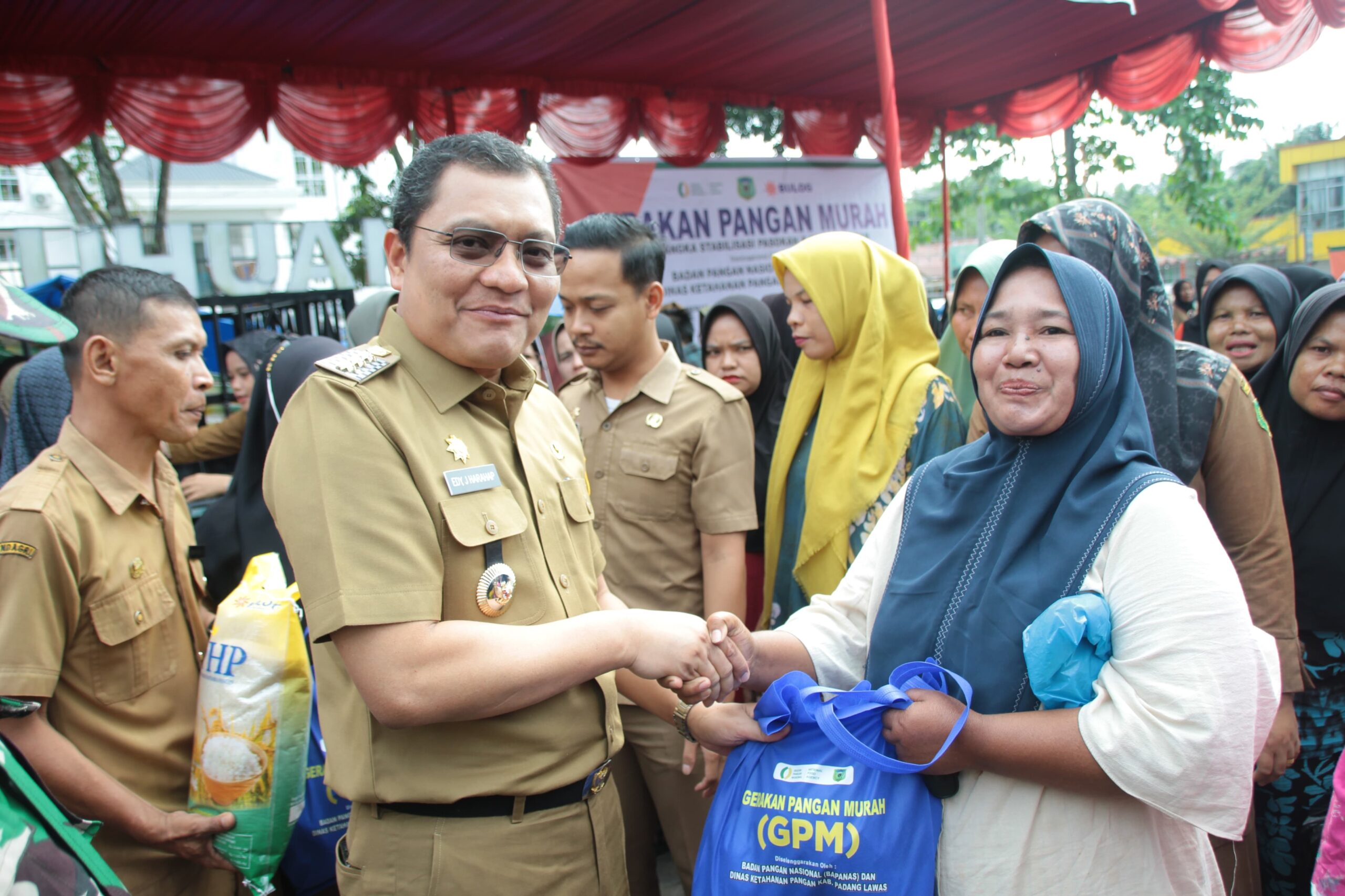 Pemkab Palas melalui Dinas Ketahanan Pangan gelar gerakan pangan murah di lapangan Merdeka, Sibuhuan, Kecamatan Barumun, Kabupaten Padanglawas, Senin (1/4). Waspada/Ist