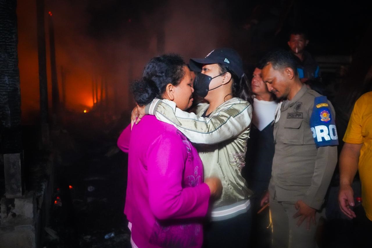 Ketua Tim Penggerak PKK Kabupaten Taput, Satika Simamora, SE, MM turun langsung meninjau kebakaran Pasar Tradisional Tarutung. (Waspada/parlin Hutasoit)