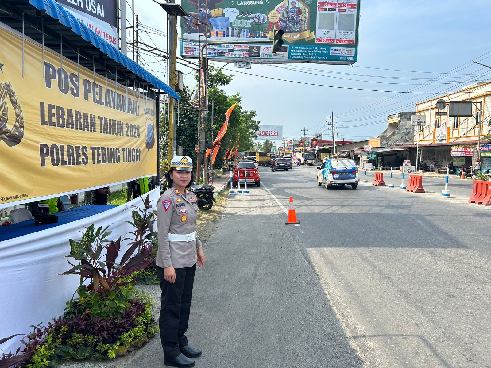Kasat Lantas Polres Tebingtinggi, AKP Agnis Juwita saat berada di Posyan Simpang Beo, Kota Tebingtinggi. Waspada/Kristian Brahmana