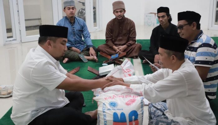 Pj Bupati Muhammad Iswanto Tunaikan Zakat Fitrah Keluarga Besar Meuligoe