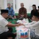 Pj. Bupati Aceh Besar, Muhammad Iswanto menunaikan zakat fitrah untuk keluarga besar Meuligoe Bupati Aceh Besar, di Meunasah RT 1 Gampong Jantho Baru, Kota Jantho, Minggu (7/4) malam bakda shalat tarawih. (Waspada/Ist)