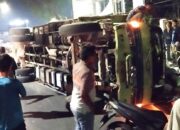 Satu truk Mitsubishi Hino BK 8667 TO yang membawa muatan biji plastik dari Padang, Sumatera Barat dengan tujuan Kota Medan, terbalik di Jl. Sangnualuh, Kota Pematangsiantar, Minggu (7/4) pukul 21:20 ketika pengemudinya hendak singgah di rumahnya di Kel. Tomuan, Kec. Siantar Timur.(Waspada-Ist).