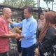 Bupati Sergai H. Darma Wijaya didampingi Camat Tanjung Beringin Nurchinta Devi Tambunan, Kapolsek Tanjung Beringin AKP T Sihombing memberikan bantuan kepada Yusli. Waspada/Darmawan