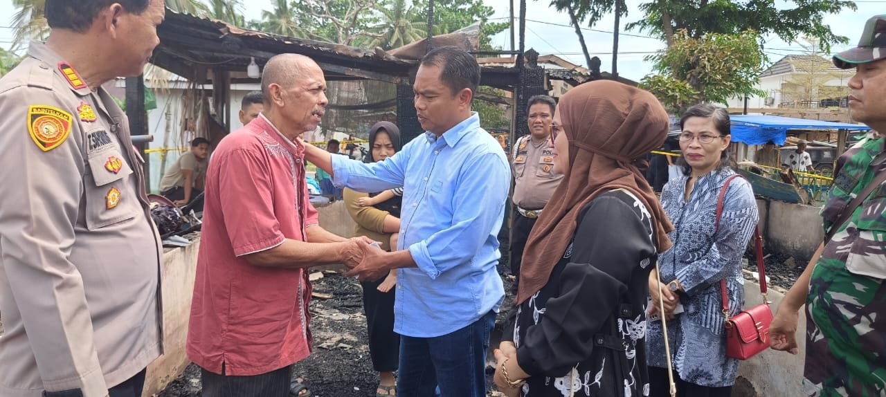 Bupati Sergai H. Darma Wijaya didampingi Camat Tanjung Beringin Nurchinta Devi Tambunan, Kapolsek Tanjung Beringin AKP T Sihombing memberikan bantuan kepada Yusli. Waspada/Darmawan