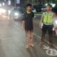 Personel Unit Gakkum Sat Lantas Polres Pematangsiantar melakukan olah tempat kejadian di lokasi satu unit sepeda motor menabrak lima pejalan kaki hingga luka-luka, saat menyeberang dari depan bioskop Cinepolis di Jl. Medan, Km 4,5, Kel. Sumber Jaya, Kec. Siantar Martoba, Minggu (14/4) pukul 20:00.(Waspada-Ist).