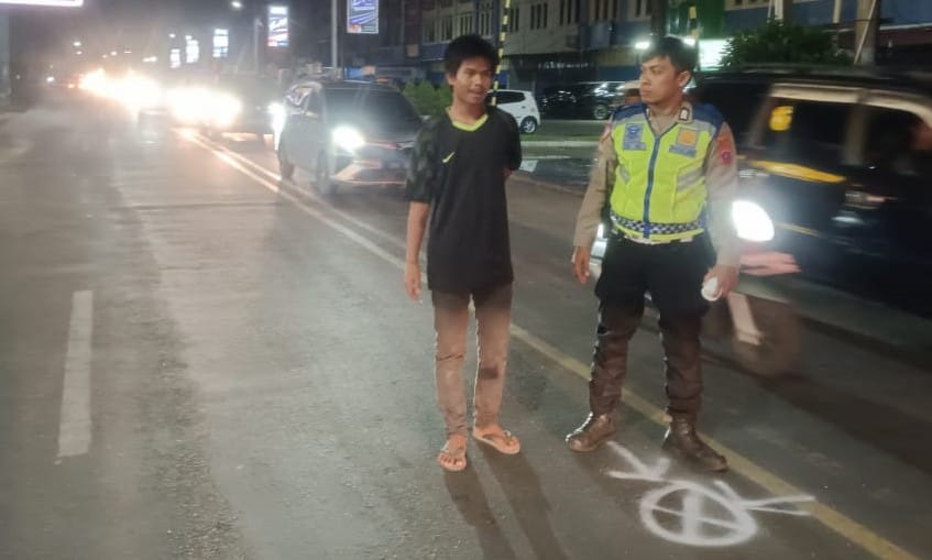 Personel Unit Gakkum Sat Lantas Polres Pematangsiantar melakukan olah tempat kejadian di lokasi satu unit sepeda motor menabrak lima pejalan kaki hingga luka-luka, saat menyeberang dari depan bioskop Cinepolis di Jl. Medan, Km 4,5, Kel. Sumber Jaya, Kec. Siantar Martoba, Minggu (14/4) pukul 20:00.(Waspada-Ist).