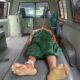 Petugas medis Puskesmas Peunaron, merujuk korban digigit huaya menggunakan ambulan ke RSUDZM Aceh Timur di Idi, Minggu (14/4). Waspada/Muhammad Ishak