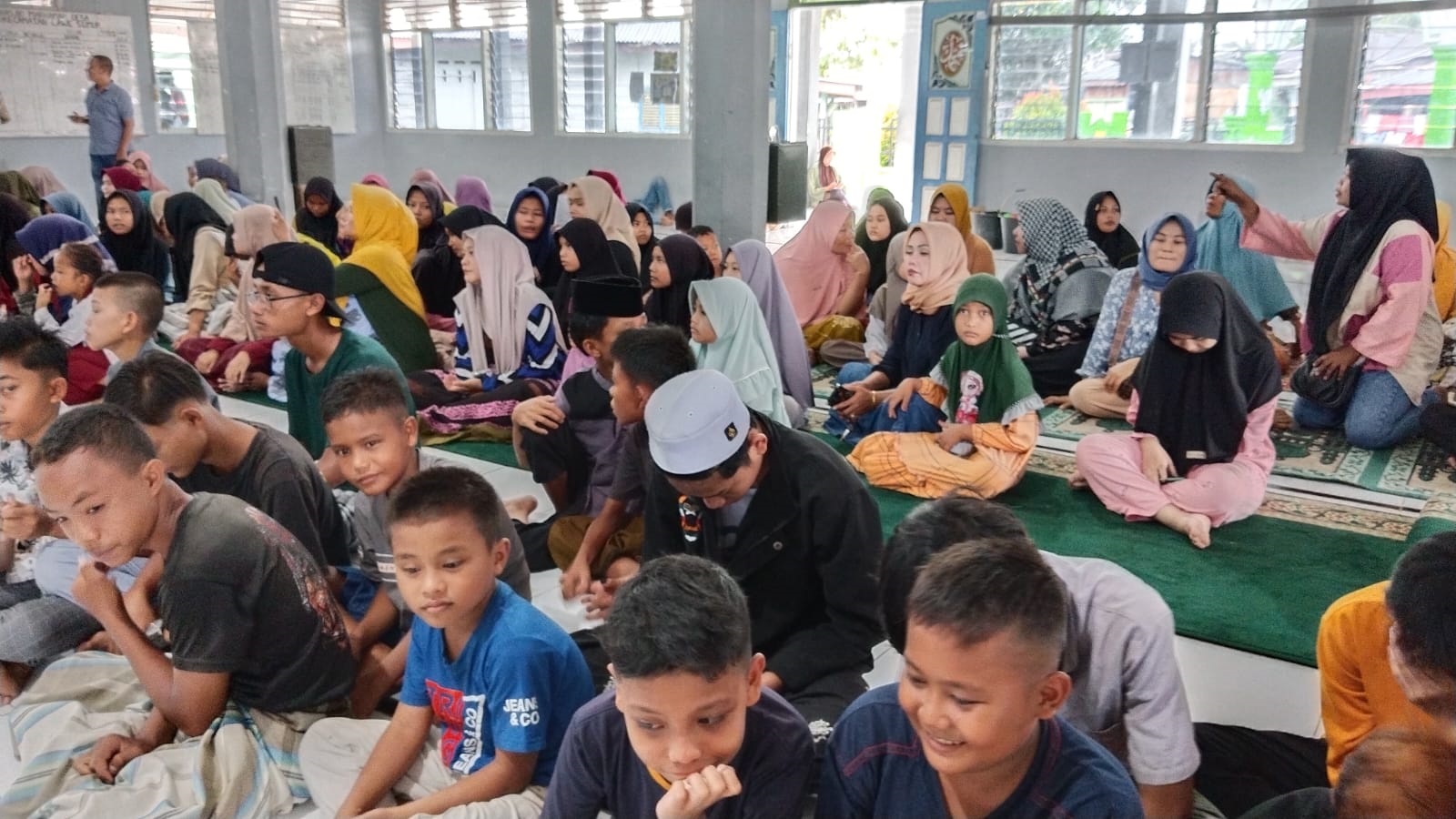 Berbagi Kebahagian, Salim Fakhry Serahkan Santunan Anak Yatim Piatu