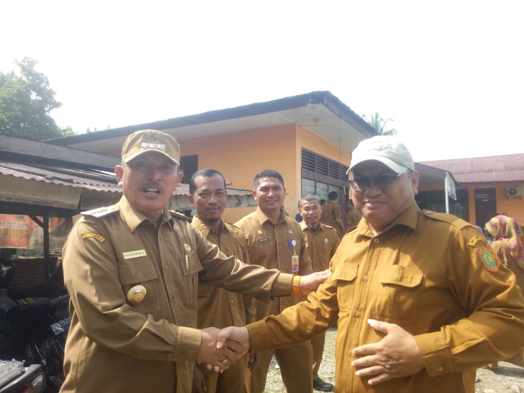 WALI Kota Subulussalam, H. Affan Alfian Bintang, SE (kiri) bersalaman dengan Sekretaris Disduk Pencapil, Bronson Boangmanalu, S.Sos pada momen sidak disaksikan Jhoni Arizal dan Ruslan. (Waspada/Khairul Boangmanalu)