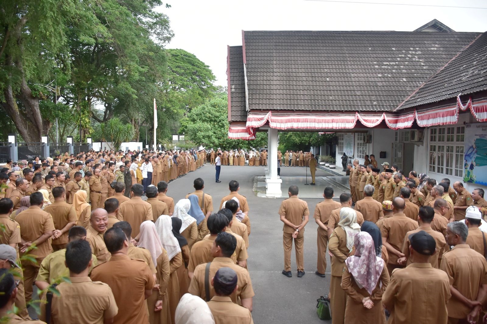 Suasana apel pagi hari pertama masuk kerja pasca liburan Idulfitri di lingkup Pemko Sabang. (Waspada/ist)